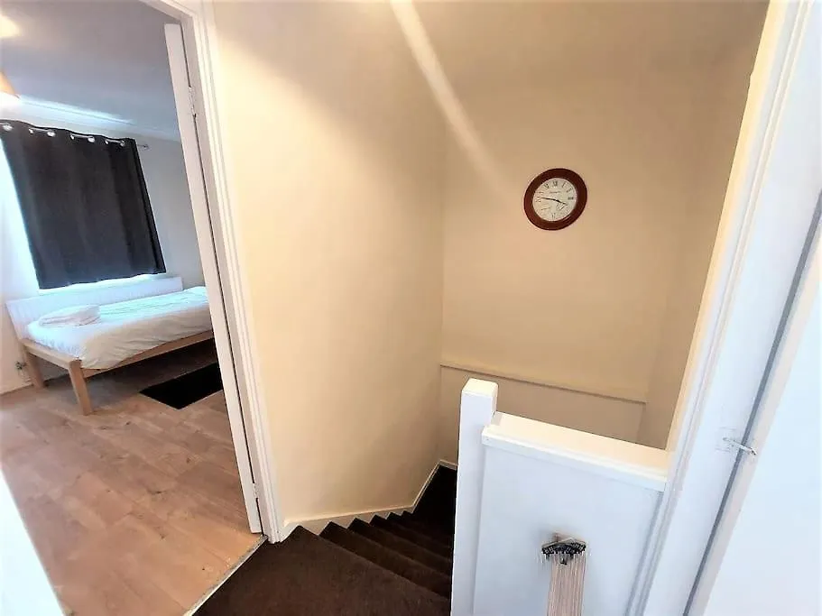 London Zone 2, Spacious 3 Bedroom House 0*,  United Kingdom