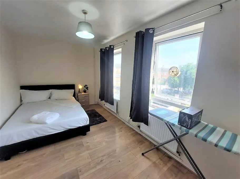 London Zone 2, Spacious 3 Bedroom House United Kingdom