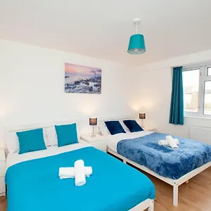  Holiday home Stunning Four Bedroom House Close To Excel, O2 & With Free Parking