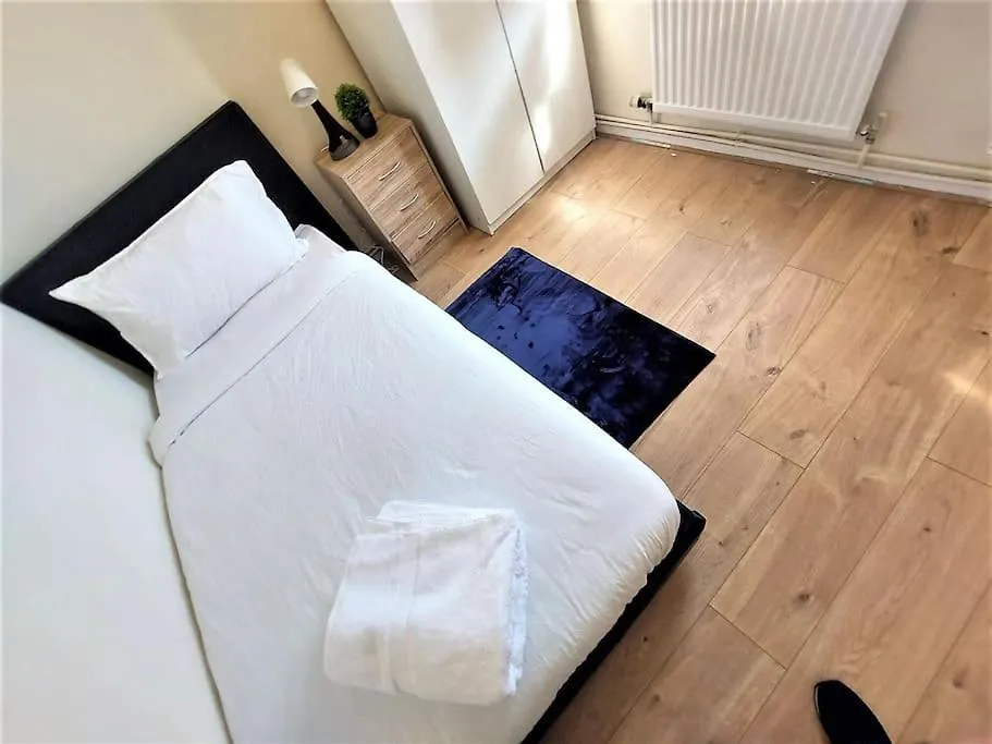 London Zone 2, Spacious 3 Bedroom House 0*,