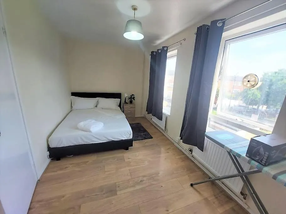 London Zone 2, Spacious 3 Bedroom House