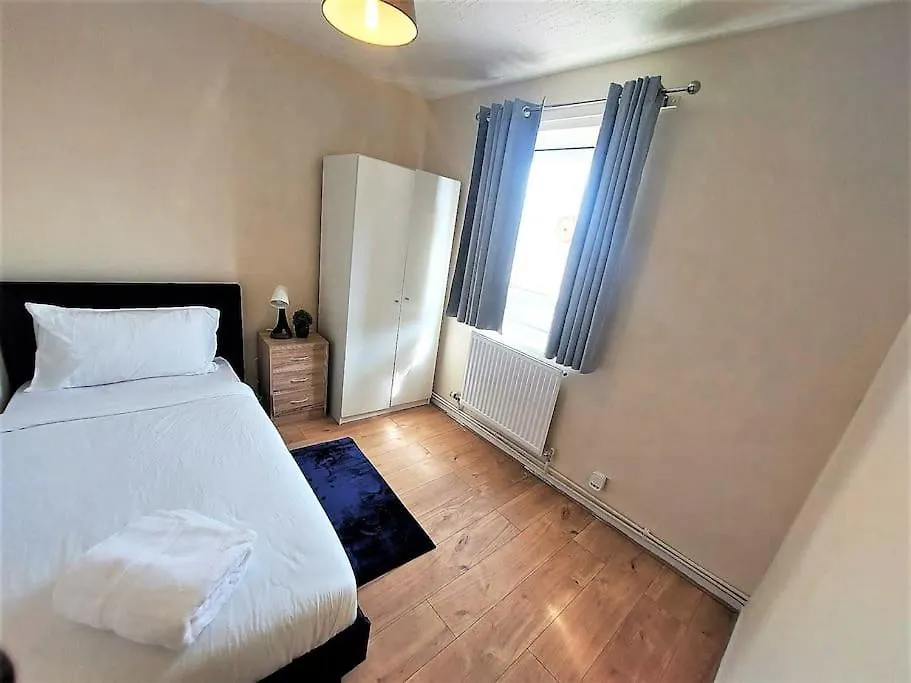 London Zone 2, Spacious 3 Bedroom House