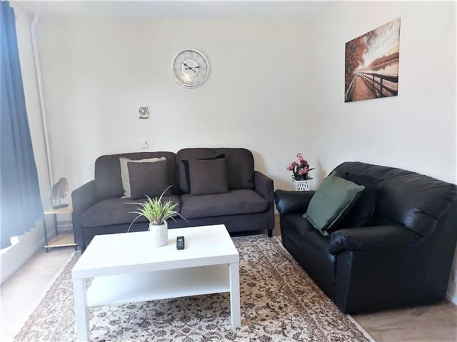 London Zone 2, Spacious 3 Bedroom House 0*,