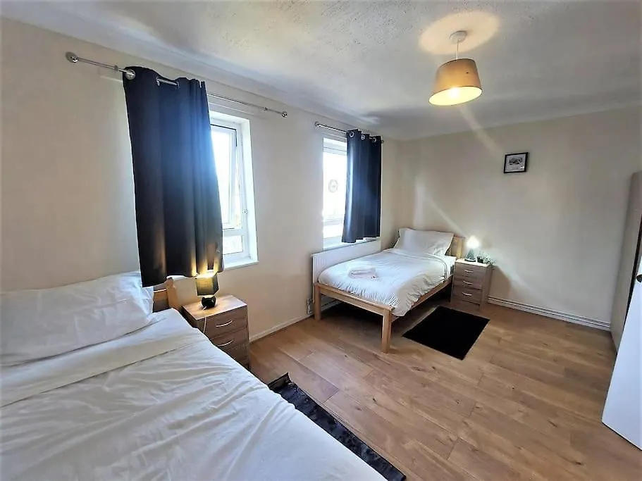 London Zone 2, Spacious 3 Bedroom House